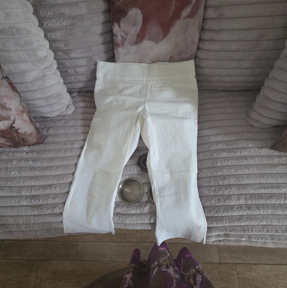 St. John's Bay White Capris